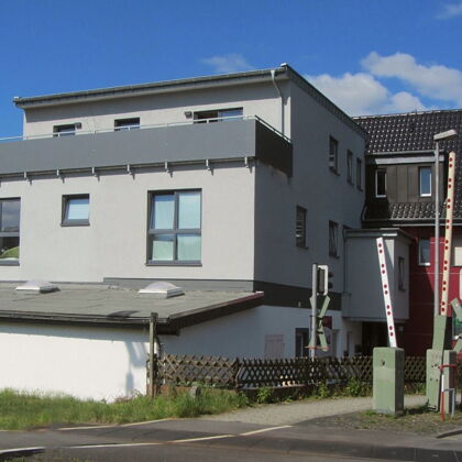 Aufstockung eines kleines Flachdachs zu einem Mehrfamilienhaus in Overath Zentrum