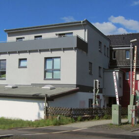 Aufstockung eines kleines Flachdachs zu einem Mehrfamilienhaus in Overath Zentrum